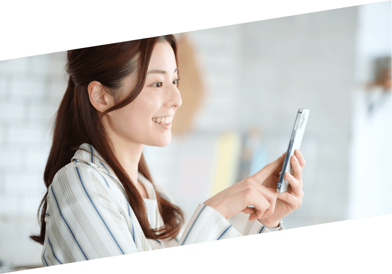 スマートフォンを操作する女性の様子