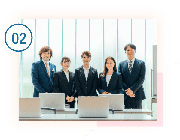 オフィスで並ぶスーツ姿の男女ビジネスチーム