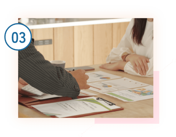 デスク上で書類を確認する商談の様子