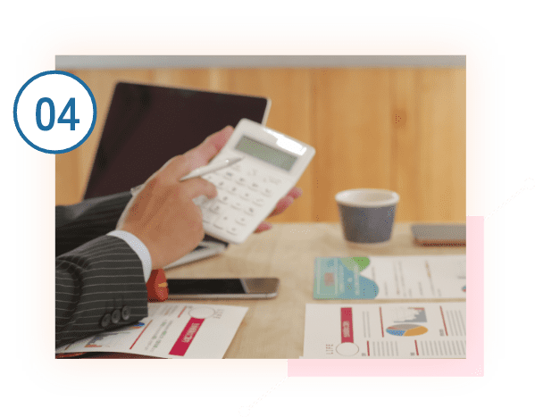 電卓で数値計算をするビジネスマンの手元