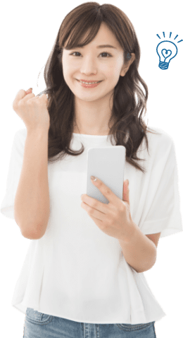 スマートフォンを持ち前向きな表情の女性